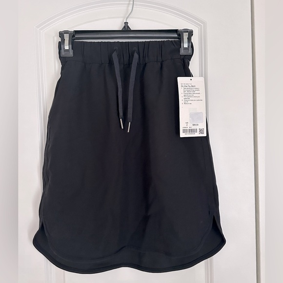 Lululemon Black Size 2 On The Fly Skirt - Relaxed Fit w/Pockets & Drawstring NWT - Picture 1 of 4